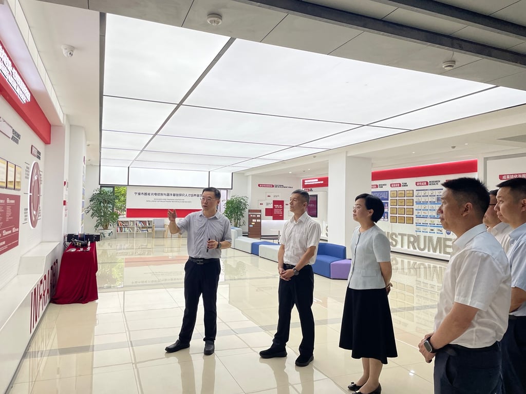 (图)宁波市委常委、组织部部长蒋伟峰调研宁波大学“智能光电材料与器件”基础研究人才培养基地-图1